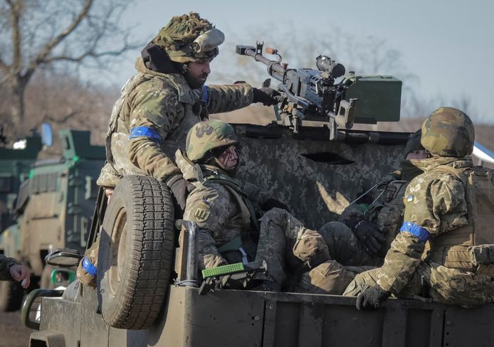 Een gewonde Oekraïense soldaat wordt afgevoerd bij gevechten in Bachmoet.