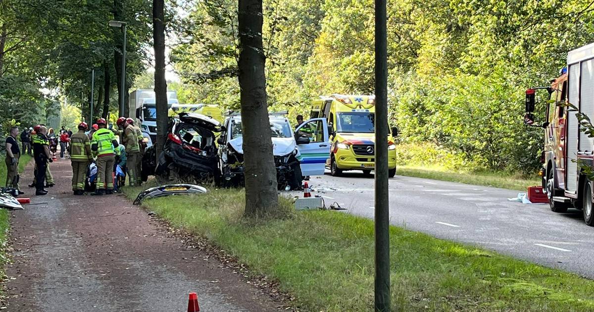 Bestuurder zwaar gewond bij ongeluk in Harderwijk, traumahelikopter opgeroepen.