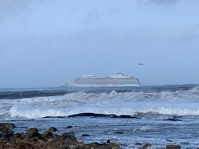 Alle passagiers worden van de Viking Sky geëvacueerd.