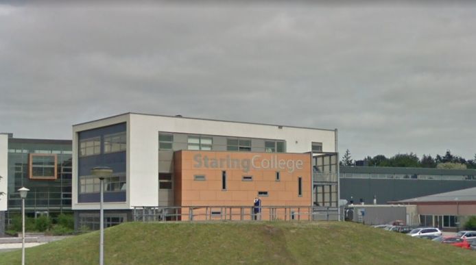 Een leraar van het Staring College in Lochem is geschorst, nadat hij werd betrapt op het kijken van porno in een klaslokaal.