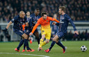 Lionnel Messi is namens Barcelona Alex (l), Blaise Matuidi en David Beckham (r) van Paris Saint-Germain te snel af tijdens de kwartfinale van de Champions League, april 2013.