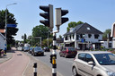 Verkeersituatie in Zenderen bij de weg naar Albergen. Druk druk in de spits.