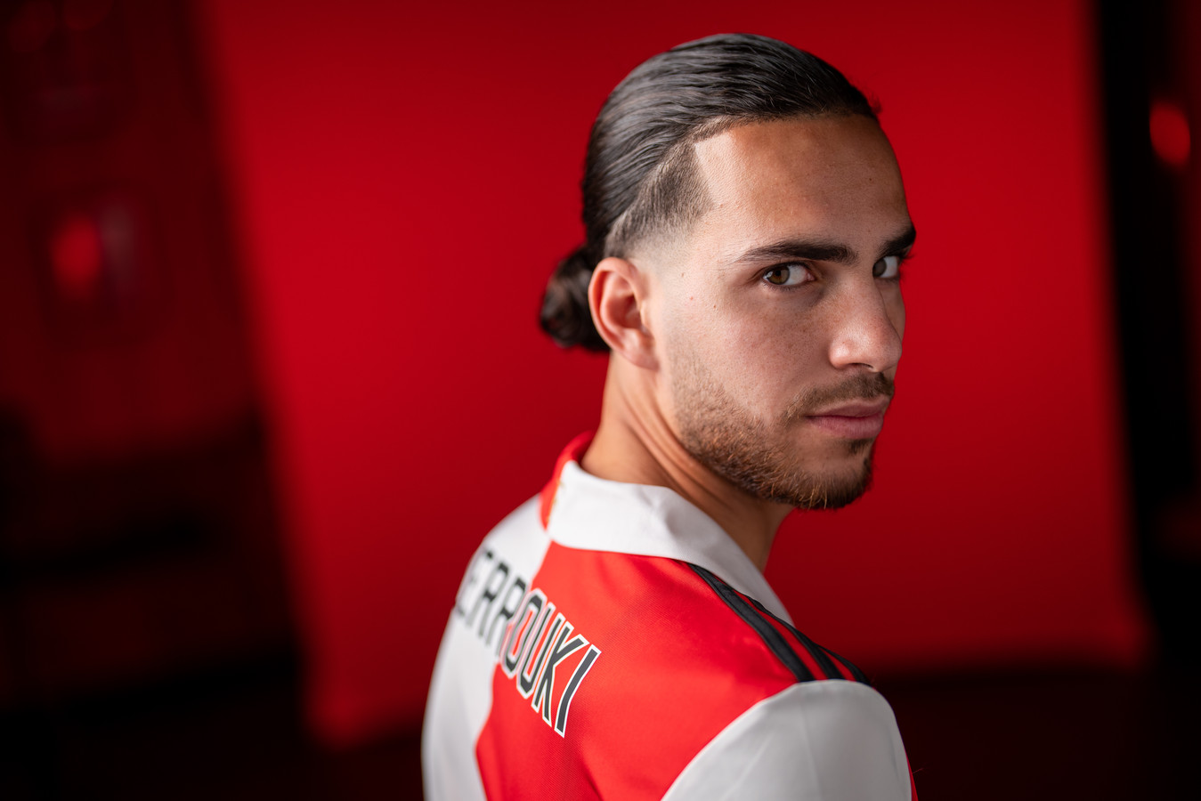 Ramiz Zerrouki zet handtekening bij Feyenoord ‘Een last die van mijn