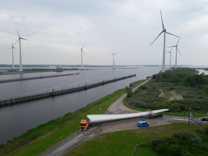 Windpark Krammer. Op de Philipsdam. Maximaal 175 meter zijn deze windmolens, in Halsteren mogen ze tot 230 meter gaan.
