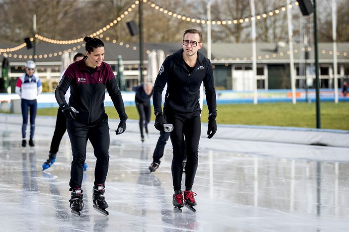 Prins Bernhard traint op de Jaap Edenbaan voor de zesde editie van De Hollandse 100, die dit jaar op 15 maart in Thialf wordt gehouden. Het evenement heeft als doel de financiering van wetenschappelijk onderzoek naar de aard en behandeling van lymfklierkanker te steunen.