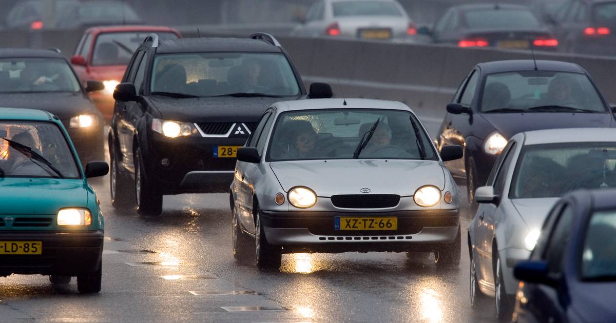 ‘Knettervast’ op de A50, ruim uur vertraging bij Hoenderloo na ongeval.