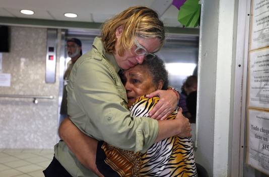 Burgemeester van San Juan Carmen Yulin Cruz knuffelt een vrouw tijdens haar bezoek aan een rusthuis