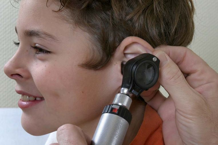 Het oor van een kind wordt onderzocht (ANP) Beeld 