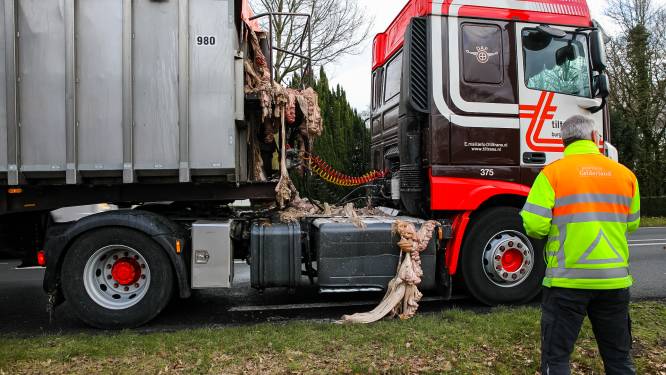 Vrachtwagenchauffeur verliest lading slachtafval op de weg bij Beekbergen