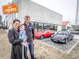 Matthias Moyaert voor z'n nieuwe garage met vrouw Elisa en dochtertje Clara.