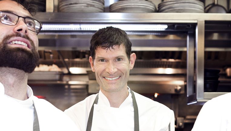 Chef-kok Daniel Patterson in de keuken van restaurant COI in San Francisco. Beeld Io Cooman