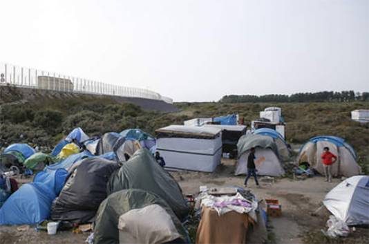 Het kamp ligt in de schaduw van het laatste stuk snelweg naar de carferry richting Engeland.