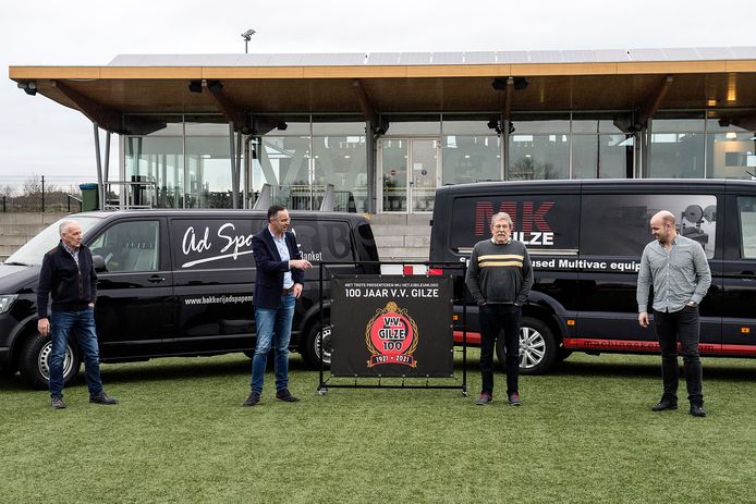 Vlnr: sponsor Ad Spapens, Roderick Broers (bestuurder VV Gilze), Aimé Cruijsbergs (voorzitter VV Gilze) en sponsor Bart Kennis.