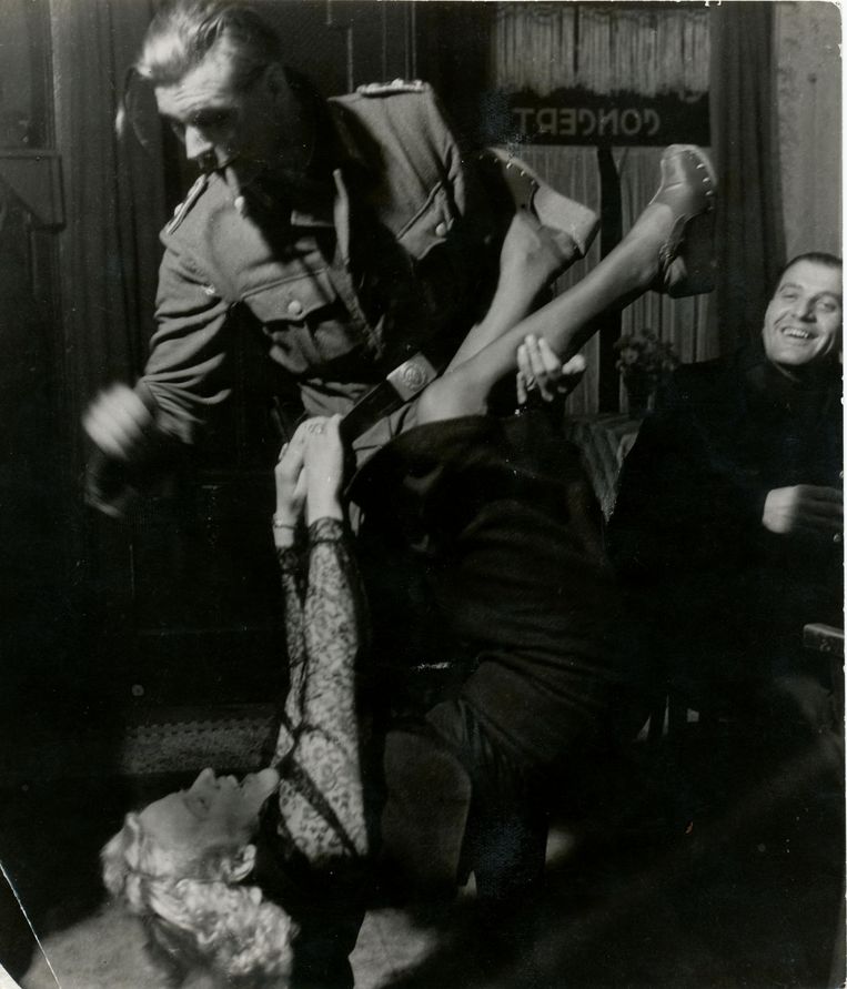 Een Duitse militair vermaakt zich met een Nederlandse vrouw. Beeld Foto: Kryn Taconis of Carel Blazer / NIOD