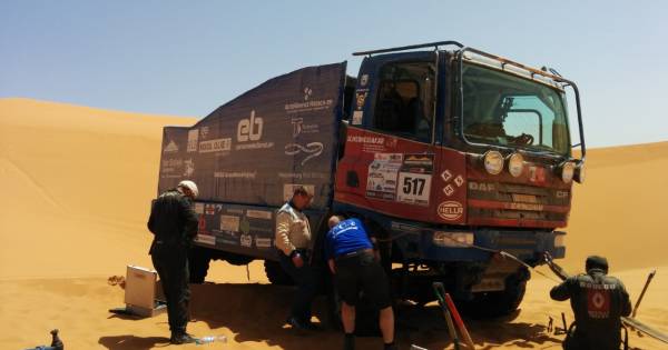 Schoones crasht, breekt ruggenwervel en valt uit in Morocco Desert Challenge
