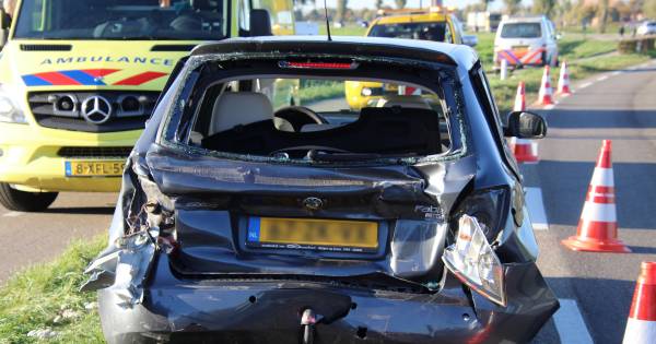 Vrachtwagen rijdt achterop personenauto, bestuurder gewond