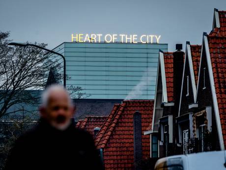 Kunstmin gebruikt stad als podium: grote lichtgevende letters zoeken verbinding