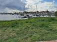 De plek aan de Thoolse haven waar de familiewoning zou moeten komen.