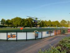 Traumahelikopter landt op voetbalveld in Broekland voor gewonde fietser