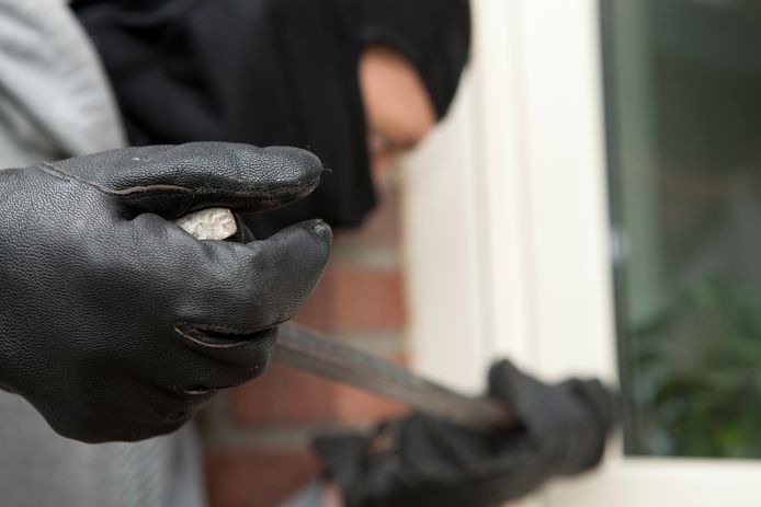 Drie achtereenvolgende dagen wordt er ingebroken, en de vierde dag ziet de politie bij toeval een bekende met zware tassen slepen.