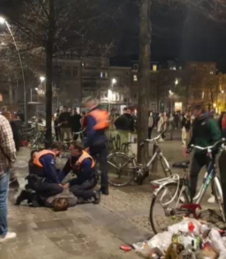 Marc Van Ranst condamne le rassemblement de 200 étudiants à Louvain: “Stupide et irresponsable”