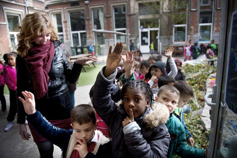 Alexandra de Waele (links) geeft les op de Antwerpse Omnimundo-school. Volgens de gewoonte moeten de kinderen zwijgen als ze de school binnengaan. Beeld An-Sofie Kesteleyn