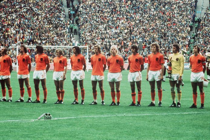 Oranje voor de WK-finale tegen West-Duitsland in 1974. Vlnr: Johan Neeskens, Ruud Krol, Wim van Hanegem, Wim Jansen, Wim Suurbier, John Rep, Wim Rijsbergen, Rob Rensenbrink, Arie Haan, Jan Jongbloed en Johan Cruyff.
