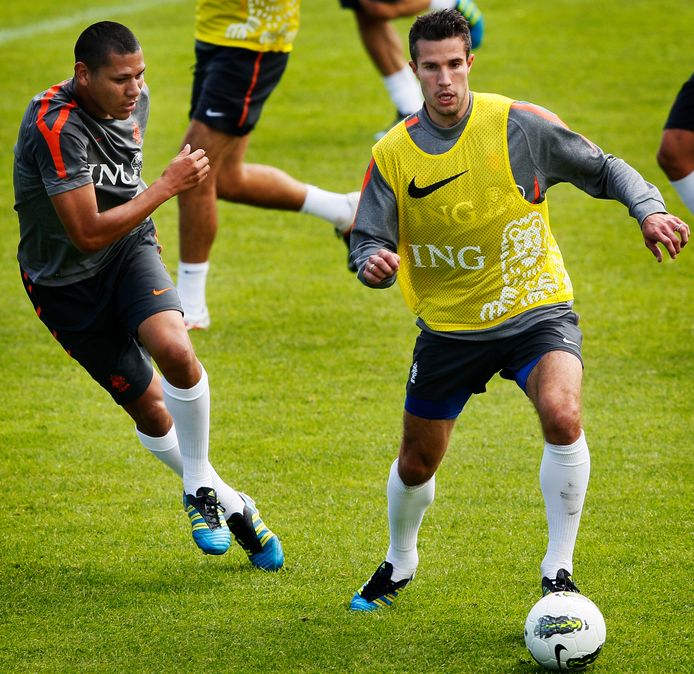 Typische Van Persie-actie op de training voor de interland tegen San Marino. Met de bal gracieus aan de voet Maduro op het verkeerde been zettend.