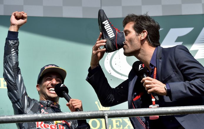 Mark Webber (r) drinkt champagne uit de schoen van zijn landgenoot Daniel Ricciardo.