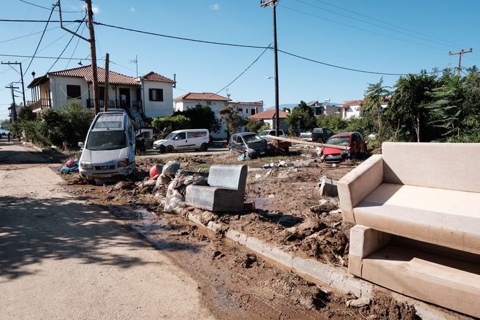 Fango di pulizia dopo le piogge record in Grecia.