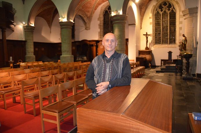 Hugo Gielen, de nieuwe diaken in Ninove, in de kerk van Pollare.