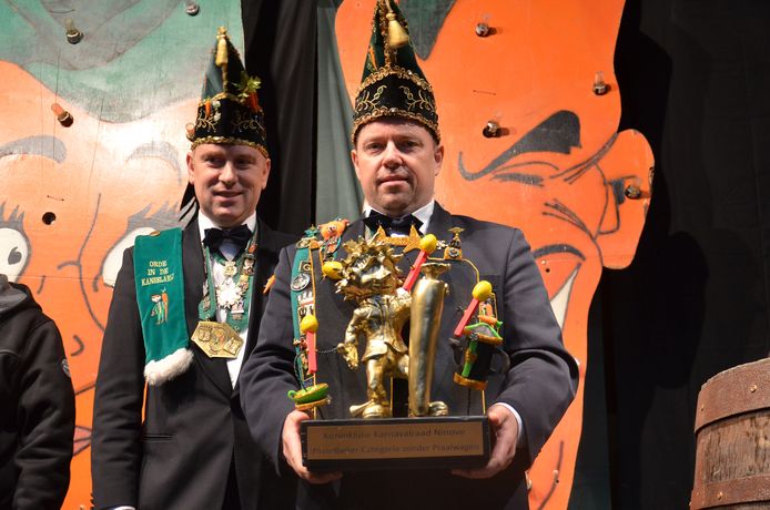 Opening carnaval Ninove 2022 - De nieuwe nieuwe wisselbeker werd voorgesteld voor de winnaar in de categorie zonder wagen.