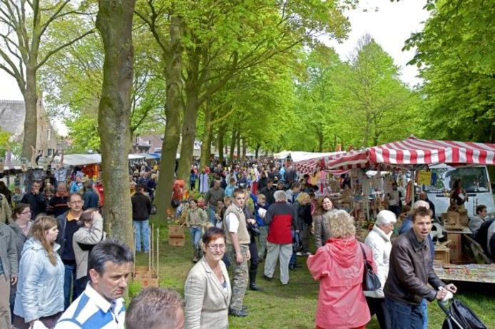 Jaarmarkt in Den Hout straattheater rukt op Oosterhout bndestem.nl