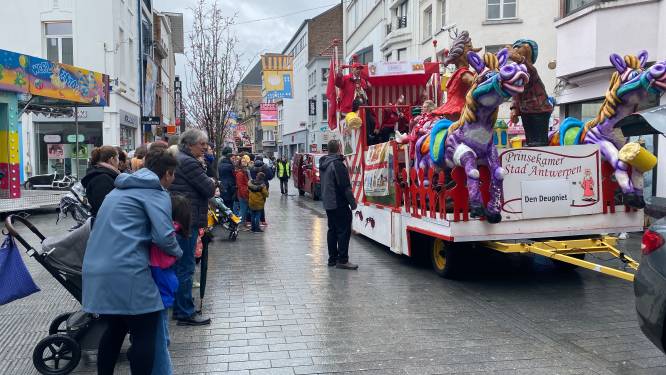 “Als het regent schuilen we onder de paraplu, anders gebruiken we hem als vangnet”: regen houdt carnavalsstoeten niet tegen