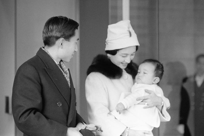 Foto van 9 december 1960 van Akihito en Michiko met hun baby, kroonprins Naruhito.