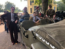 Frank de Koning (links) en Lucas Geluk uit Amsterdam genieten met volle teugen van alle aandacht bij Airborne Museum Hartenstein. Ze nemen voor het eerst deel aan de karavaan van Oosterbeek Airborne Battle Wheels.