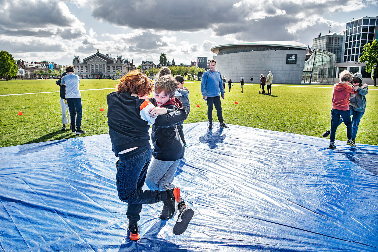 De oudste judoschool van Amsterdam oefent in de buitenlucht, op het Museumplein nog wel. Beeld Guus Dubbelman / de Volkskrant