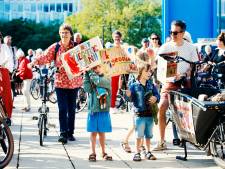 Bezorgde inwoners op de fiets naar provinciehuis om lawaai te maken tegen nieuwe vliegroute Schiphol 