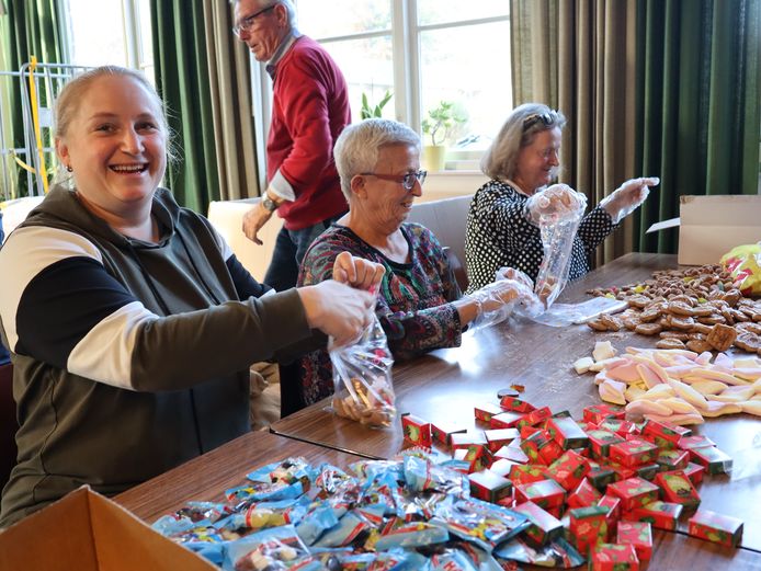 Al vijftien jaar is Maaike Swinkels present bij het vullen van de snoepzakken, samen met haar moeder én tante die het al vijfentwintig jaar doen.
