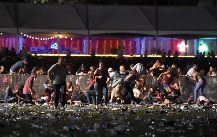 Mensen vluchten of proberen dekking te zoeken tijdens de schietpartij in Las Vegas op 1 oktober 2017.