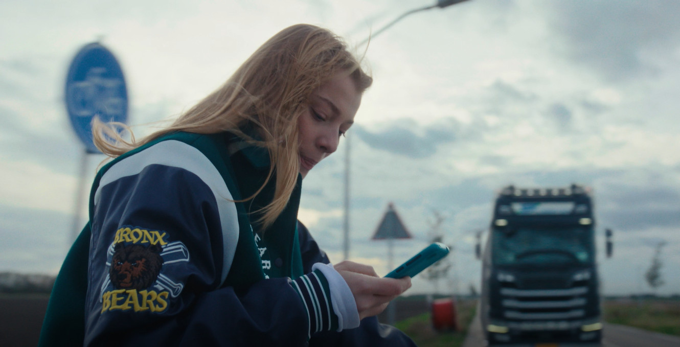 Een scène uit de Interpolis-clip die jongeren moet waarschuwen voor de gevaren van mobiele telefoons in het verkeer.