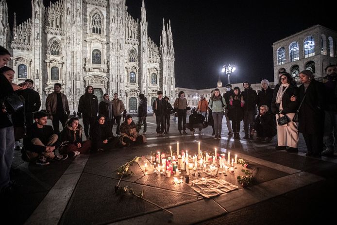 Een wake voor de vermoorde student Giulia Cecchettin, zondagavond aan de Duomo in Milaan.