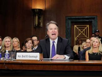 Foto waarop 5 vrouwen vol afschuw richting Kavanaugh lijken te kijken tijdens hoorzitting gaat viraal, maar waarheid achter beeld is heel anders