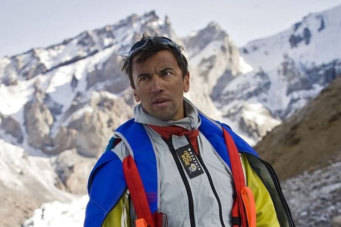 De Rus Valery Rozov vestigde het record van de hoogste basejump ooit toen hij vanop 7.700 meter hoogte sprong.