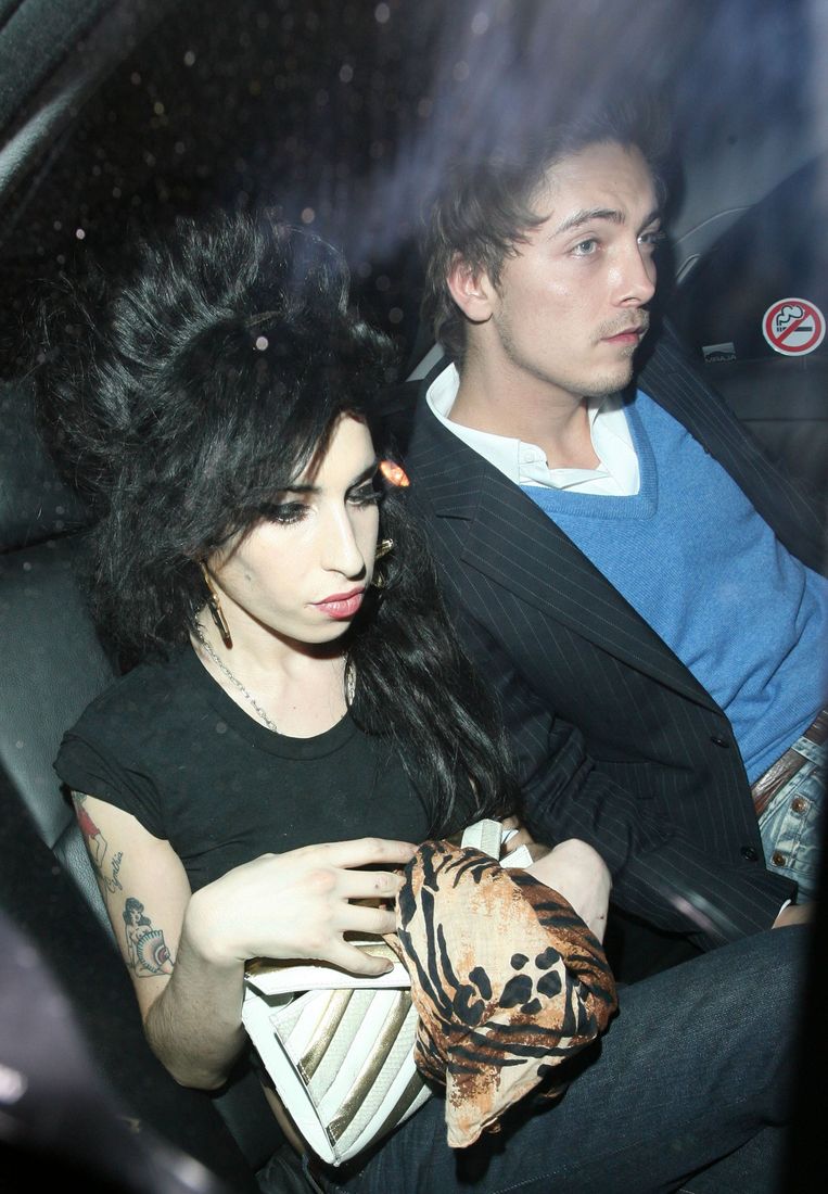 Tyler James naast Amy Winehouse. ‘Eén kus in een nacht­club, meer is er tussen ons niet gebeurd. Ze was mijn beste vriendin.’ Beeld BELGAIMAGE
