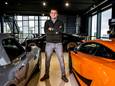 Oscar Gräper in de showroom in Moordrecht tussen de exclusieve bolide's. ,,Ik denk groot. Dat dacht ik ook al toen ik niks had. Mentaal is dit zwaar, ik neem soms extreem grote risico’s, terwijl ik ook nog faalangst schijn te hebben.”