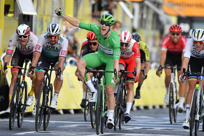 Sam Bennett wint de massasprint op de Champs-Élysées.