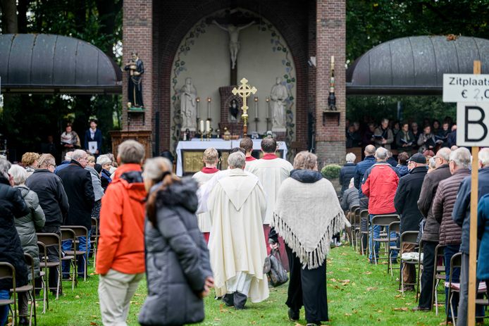 Pastor Rekveld betreedt het park.