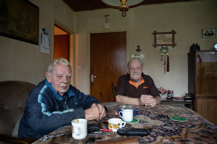 Hein (L) en Frans (R) van Oldeniel uit Heeten werden het slachtoffer van een woningoverval.