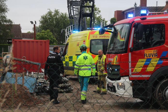 De arbeider kwam onder een betonnen gewelf terecht en stierf ter plaatse, op de werf langs de Graaf Karel de Goedelaan in Kortrijk.